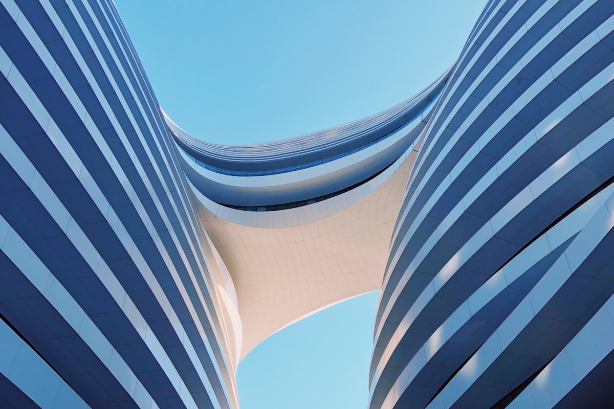 Immeuble contemporain à la façade sculpturale
