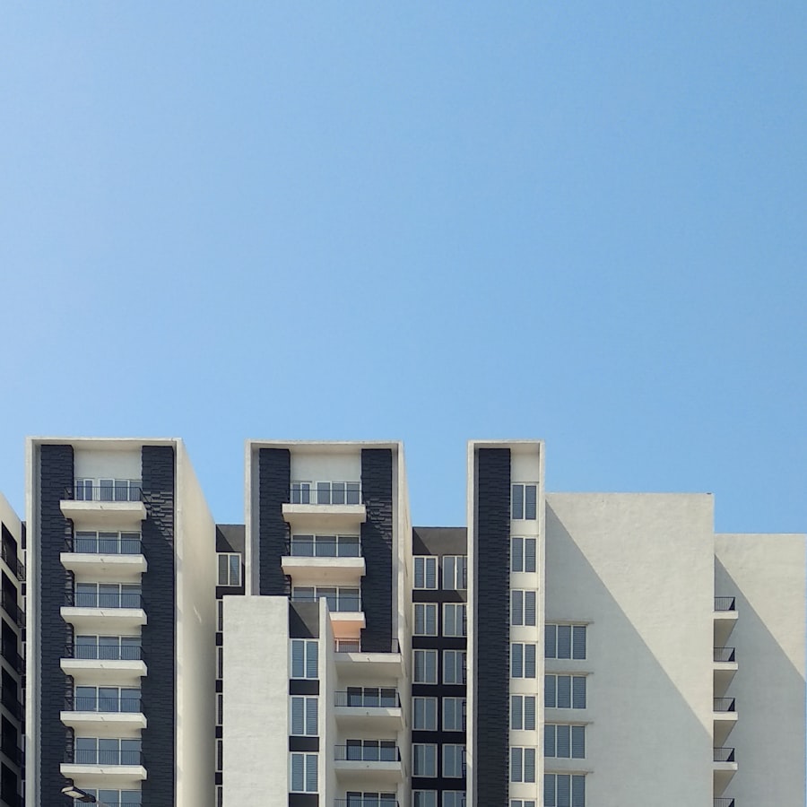 Détail architectural des balcons d'un immeuble