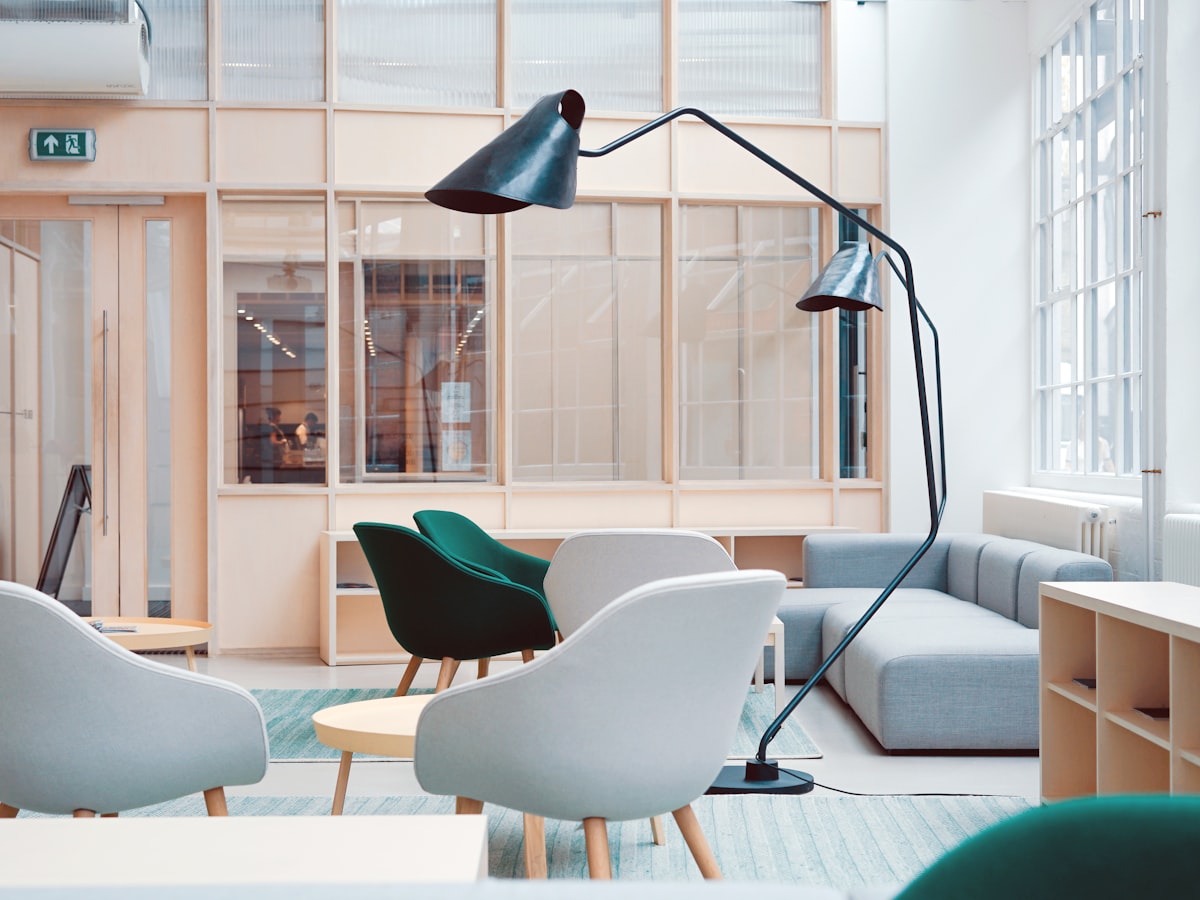 Espace lounge lumineux d'un bureau des ventes